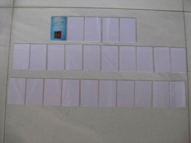 A close-up of several white rectangular objects

AI-generated content may be incorrect.